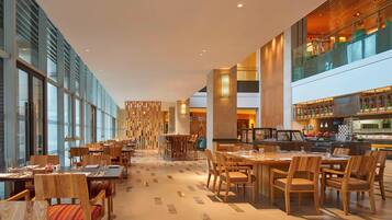 2 restaurants; breakfast, lunch and dinner served