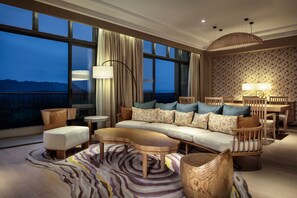Suite, 1 Bedroom, Mountain View | Premium bedding, minibar, in-room safe, desk - Four Points By Sheraton Chengdu, Pujiang Resort (Chengdu)
