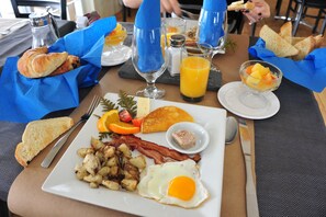 Petit déjeuner complet compris tous les jours