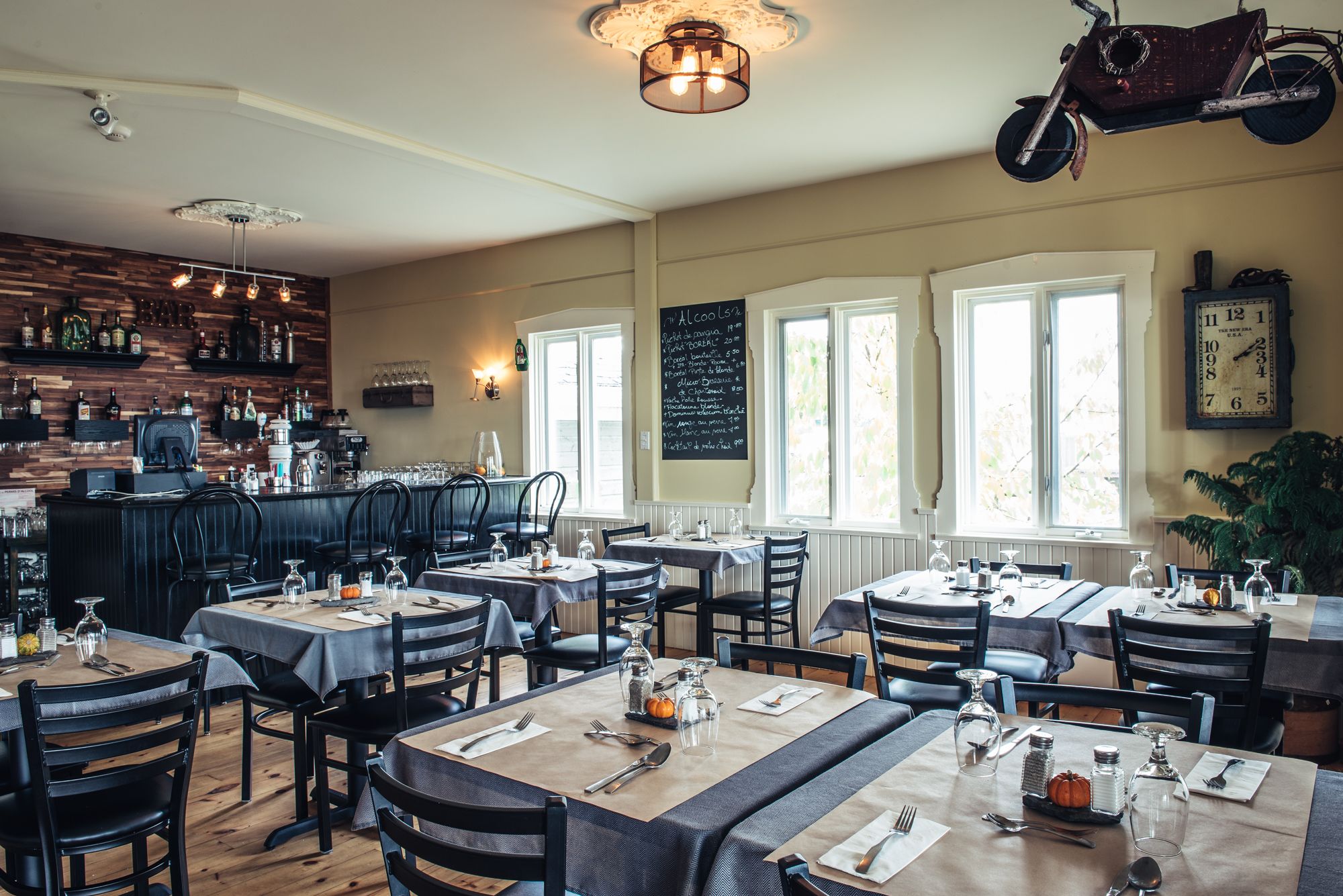 Breakfast, lunch, dinner served; Regional cuisine, sea views 