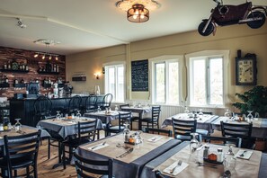 Petit déjeuner, déjeuner et dîner servis sur place, vue sur la mer