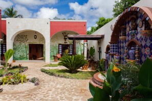 Premium Suite, Hot Tub, Garden Area | Courtyard view