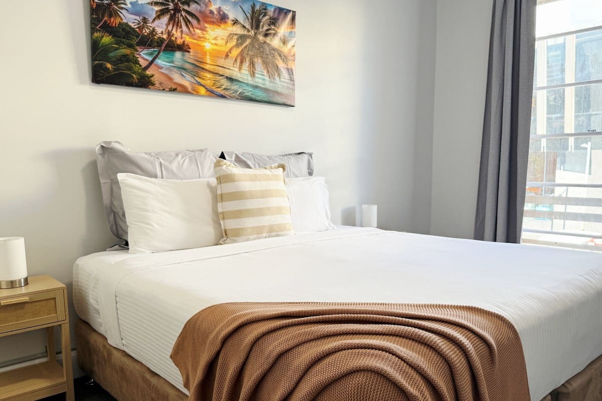 Quarto com design assinado, 1 cama King | Wi-Fi de cortesia, roupa de cama