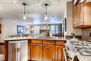 アパートメント ベッド (複数台) マウンテンビュー (Three-Bedroom Apartment) | 専用キッチン | 大型冷蔵庫、電子レンジ、コーヒー / ティーメーカー