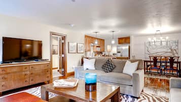 Apartment, Multiple Beds, Mountain View (Three-Bedroom Apartment) | Living room | Flat-screen TV