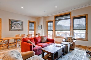 Condo Deluxe, 3 habitaciones | Área de sala de estar | Televisión de pantalla plana 