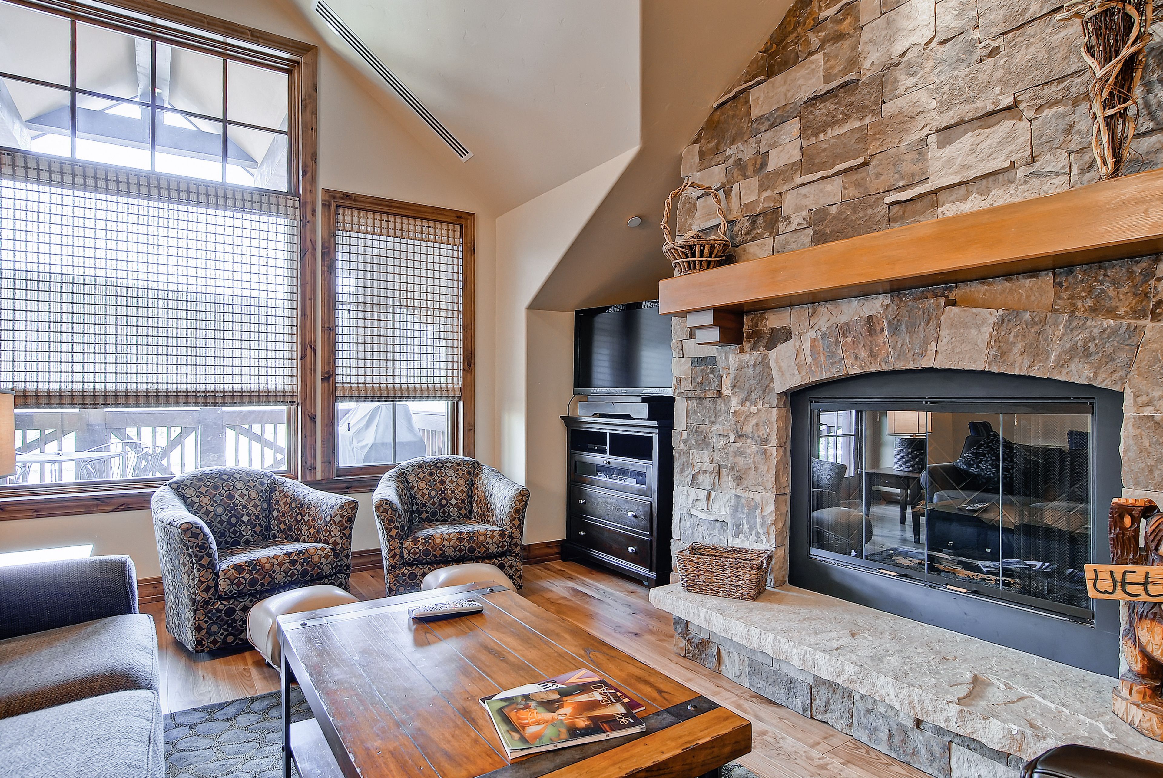 Leilighet – deluxe, 3 soverom | Oppholdsrom | Flatskjerm-TV