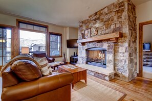 Condo Deluxe, 2 habitaciones | Sala de estar | Televisión de pantalla plana 