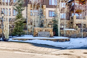 Un espace extérieur enneigé avec une pancarte indiquant « Hall d’entrée de Beaver Creek Landing ».