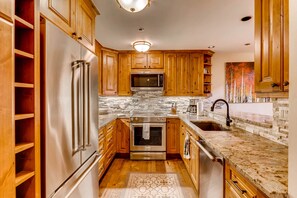 Premium-huoneisto, 2 makuuhuonetta (+ Loft) | Yksityinen keittiö | Täysikokoinen jääkaappi, mikroaaltouuni, uuni, liesi