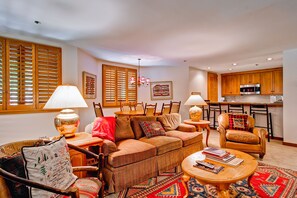 Casa, varias camas, vista a la montaña (Three-Bedroom Townhouse) | Sala de estar | Televisión de pantalla plana y chimenea 