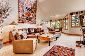 Condo Premium, 2 habitaciones (+ Loft) | Sala de estar | Televisión de pantalla plana y chimenea 