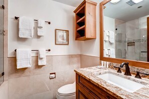 Condo Premium, 2 habitaciones | Baño | Tina con regadera, amenidades de baño gratuitas, secadora de cabello 
