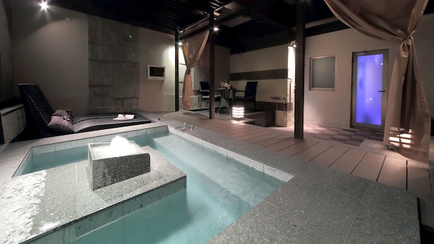 A spa area with a hot tub, seating, and a small table with drinks. - Design Hotel W Zip Club - Adults Only (Nagoya)