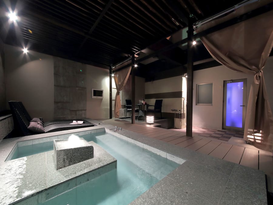 Luxury Suite, Hot Tub | Bathroom | Combined shower/tub, jetted tub, free toiletries, hair dryer