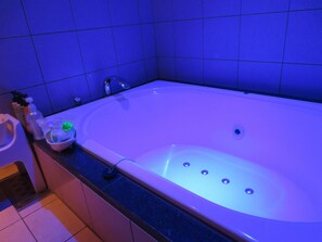 Chambre Double Économique | Baignoire à jets