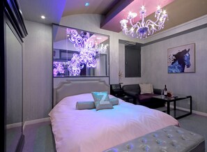 Suite Deluxe, 1 habitación, refrigerador y microondas | Tabla de planchar con plancha, wifi gratis y ropa de cama 