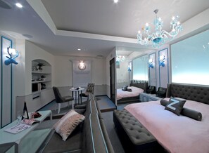 Suite Deluxe, 1 habitación, refrigerador y microondas | Tabla de planchar con plancha, wifi gratis y ropa de cama 