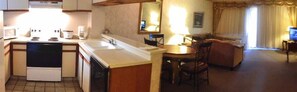 Full-size fridge, microwave, oven, stovetop - Guam Airport Hotel (Tamuning)