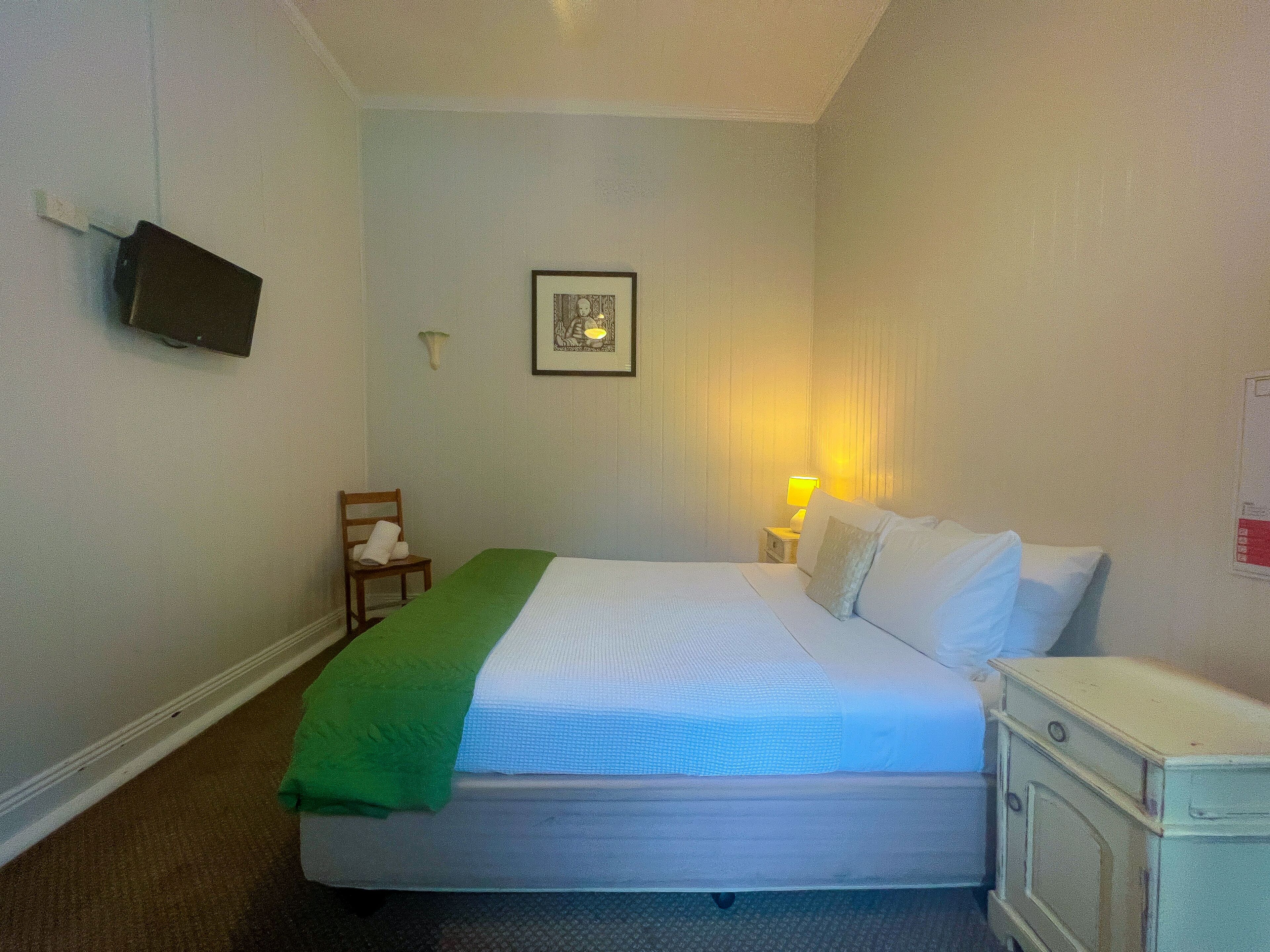 queen room, shared bathroom | free wifi, bed sheets