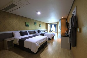 Escritorio, wifi gratis y ropa de cama 