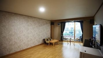 Premium Ondol Room (Personal Netflix account available) | Escrivaninha, Wi-Fi de cortesia, roupa de cama