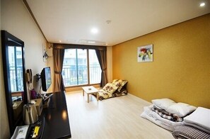 Escritorio, wifi gratis y ropa de cama 