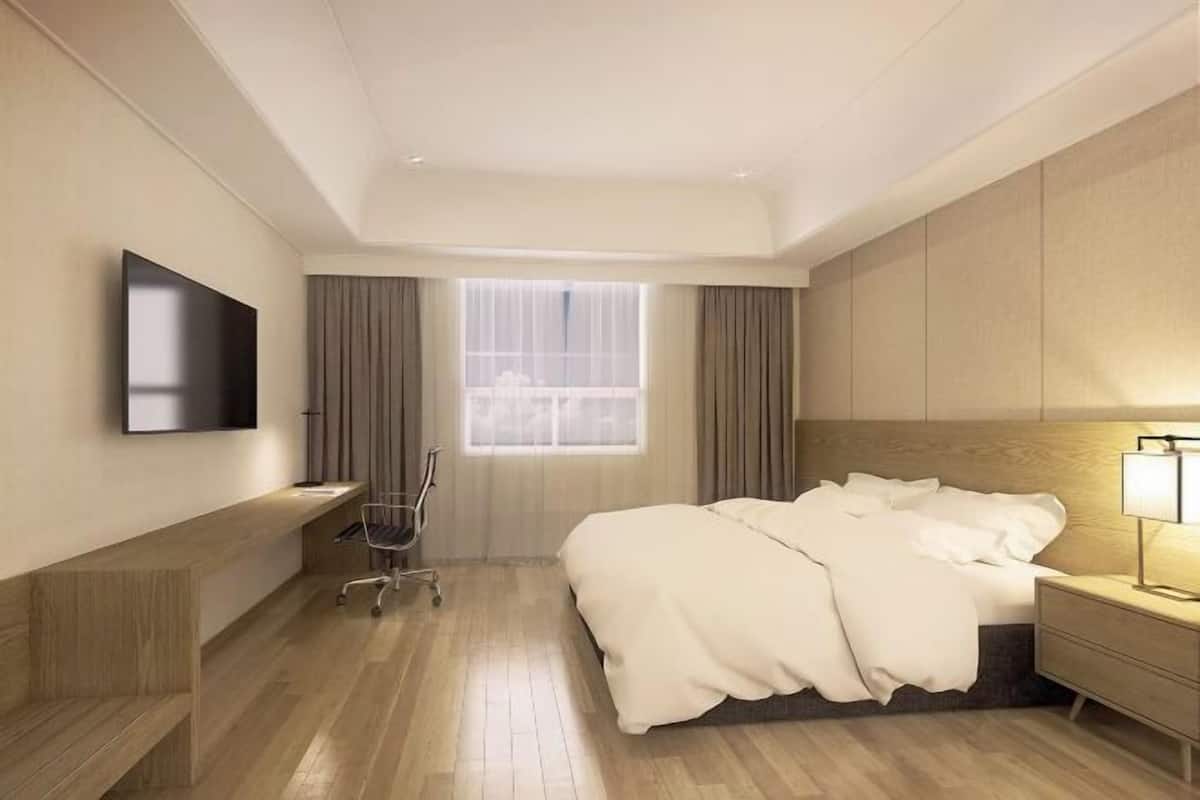 1 bedroom, Frette Italian sheets, premium bedding, down duvets