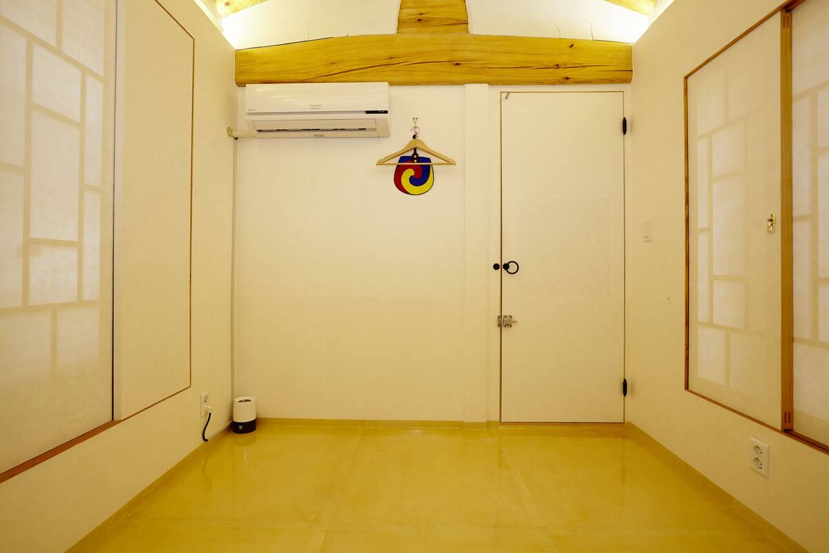 Seprai premium, selimut bulu angsa, dan setrika/meja setrika