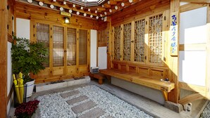 Porch - Hanok 24 Guesthouse Gyeongbokgung (Seoul)