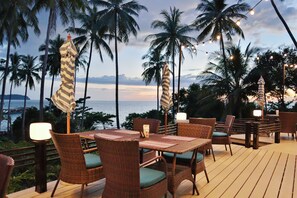 Frokost, lunsj og middag serveres, thailandske retter, utsikt mot havet 