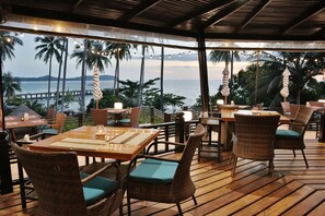 Déjeuner, dîner et souper servis sur place, vue sur la mer 