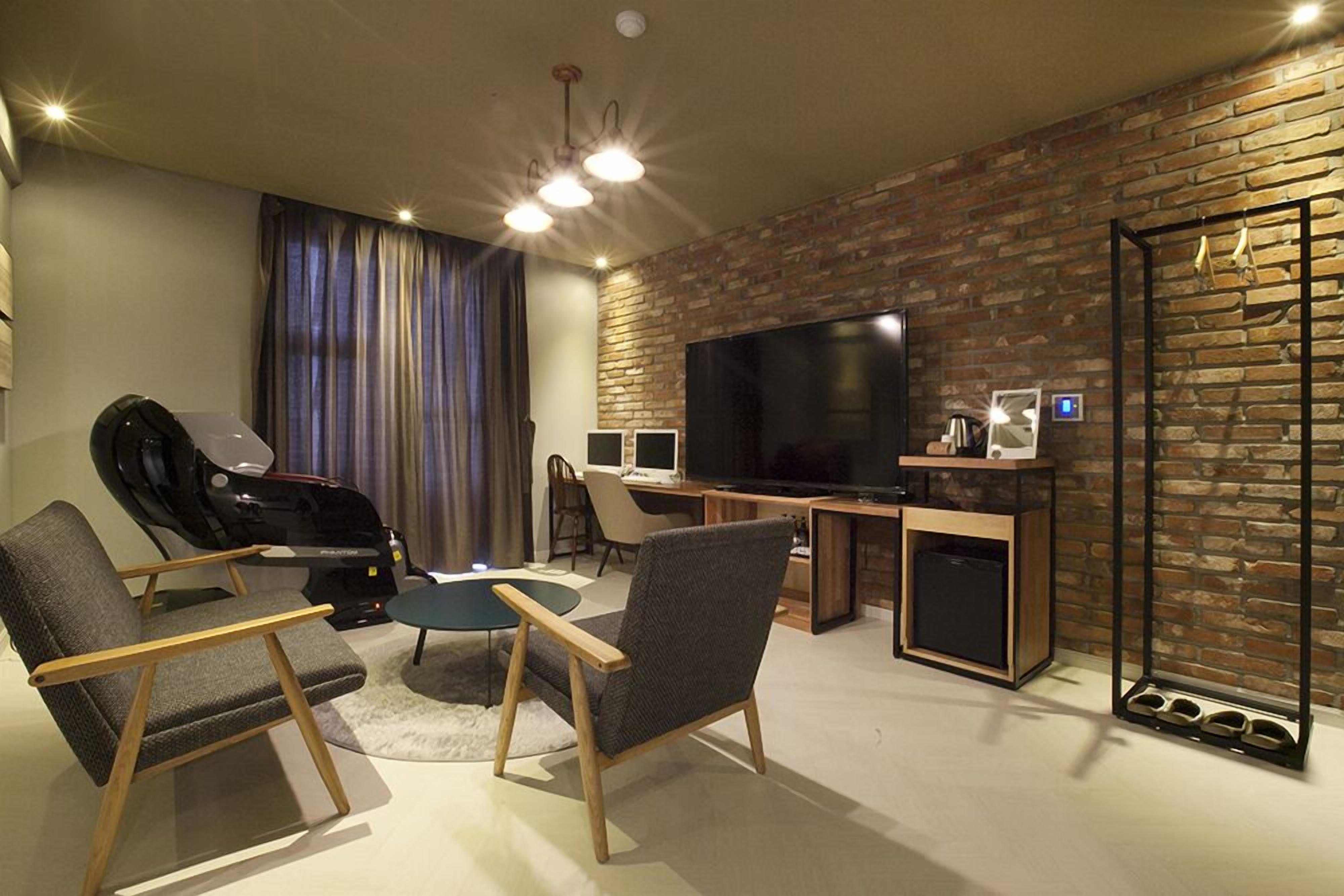 VIP Room | Premium bedding, desk, soundproofing, free WiFi