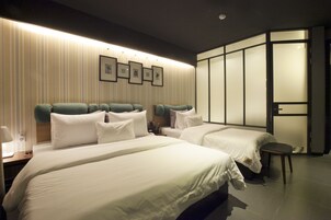 Ropa de cama de alta calidad, escritorio y sistema de insonorización 