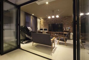 Ropa de cama de alta calidad, escritorio y sistema de insonorización 