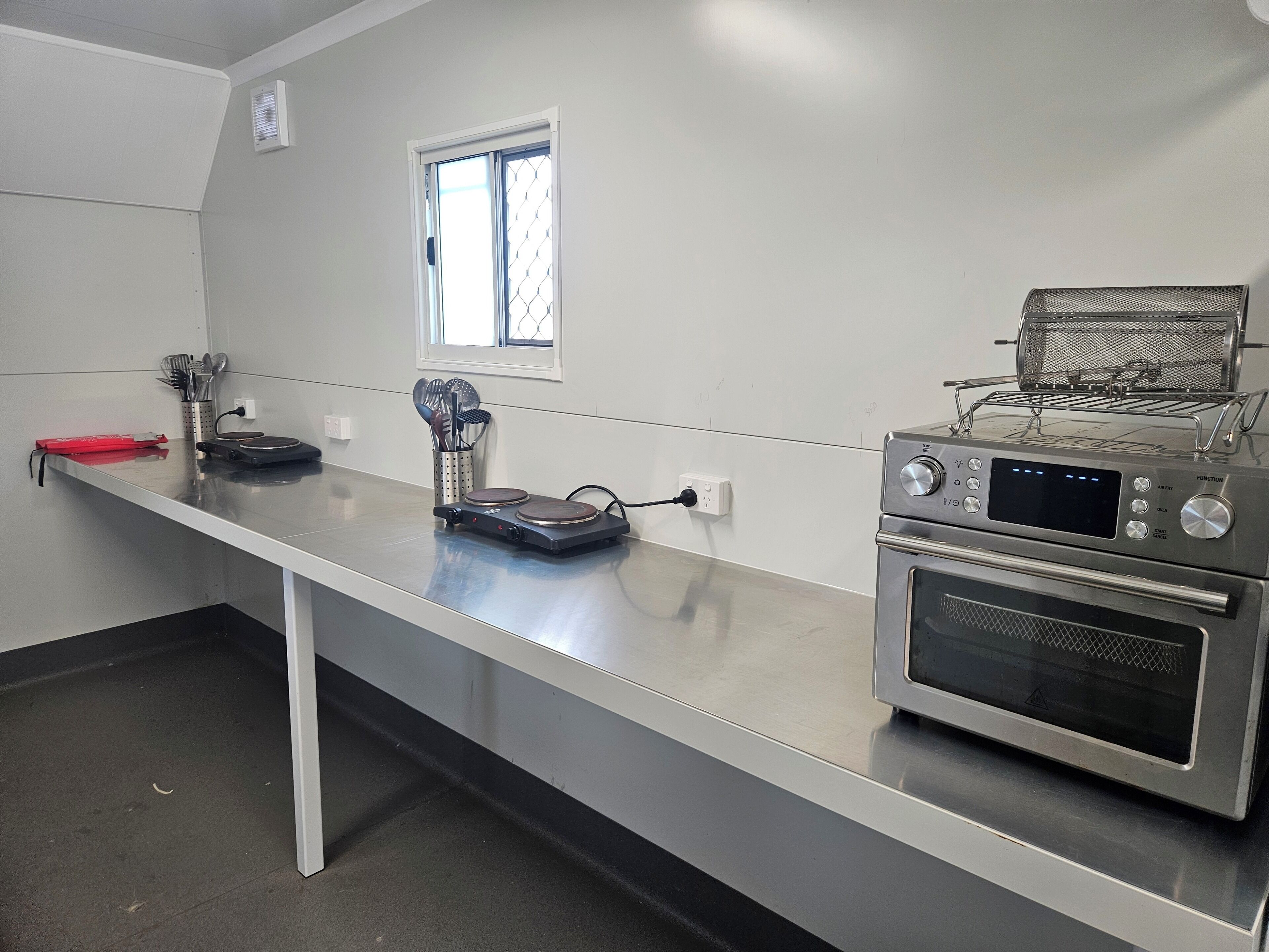 Compact Queen Van Room | Shared kitchen | Fridge, microwave, coffee/tea maker, electric kettle