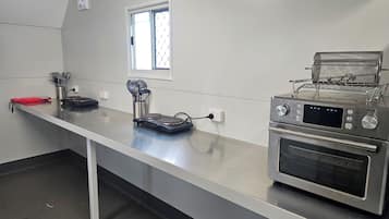 Compact Queen Van Room | Shared kitchen | Fridge, microwave, coffee/tea maker, electric kettle