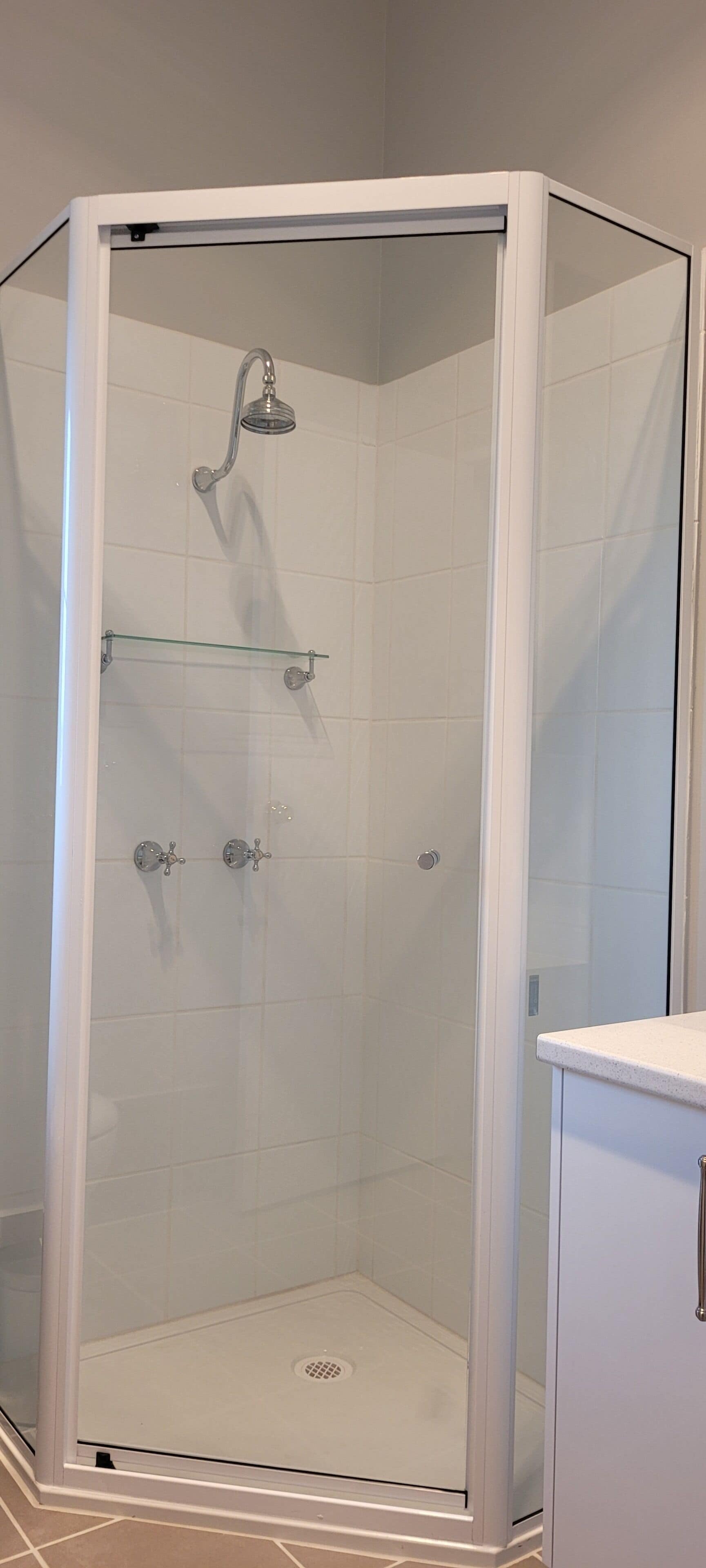 Dúplex estándar | Baño | Ducha, artículos de higiene personal gratuitos y toallas