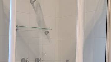 Dúplex estándar | Baño | Ducha, artículos de higiene personal gratuitos y toallas