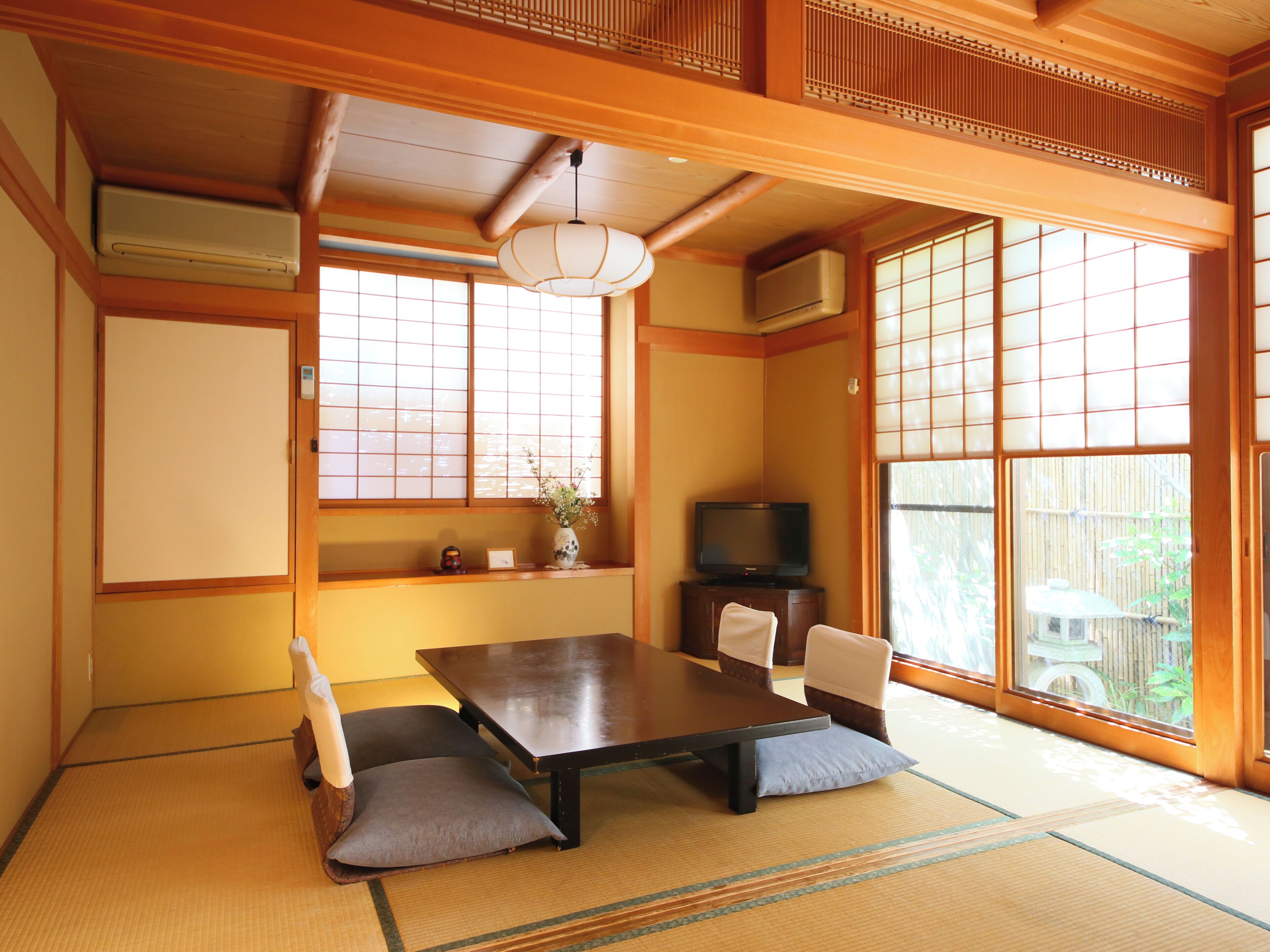 Family Room, Non Smoking | In-room safe, desk, WiFi (free), bed sheets