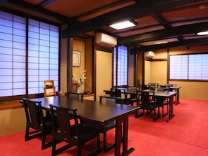 供應早餐、午餐及晚餐