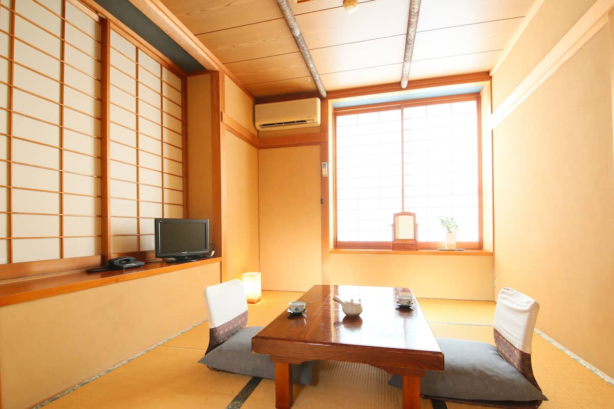 Habitación tradicional, para no fumadores, baño compartido (Japanese Style, Toilet in Room) | Caja de seguridad en la habitación, escritorio y wifi gratis