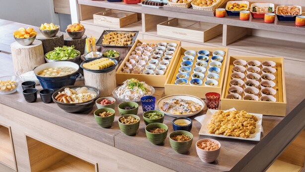 Een buffet met diverse gerechten en drankjes.