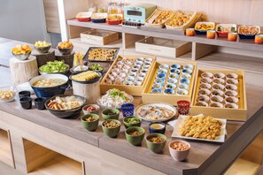 A buffet with various food items and beverages. - Premier Hotel Cabin Shinjuku (Tokyo)