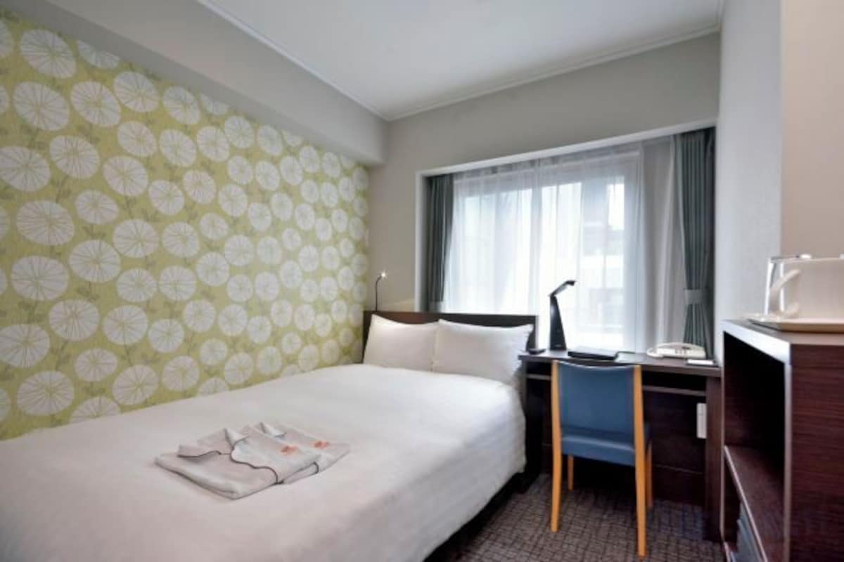 Premium bedding, down comforters, in-room safe, desk