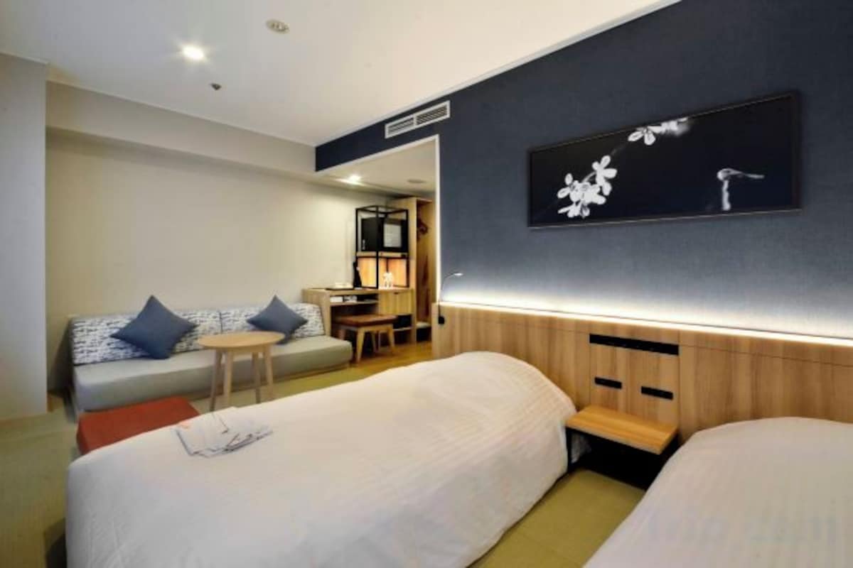 Premium bedding, down comforters, in-room safe, desk