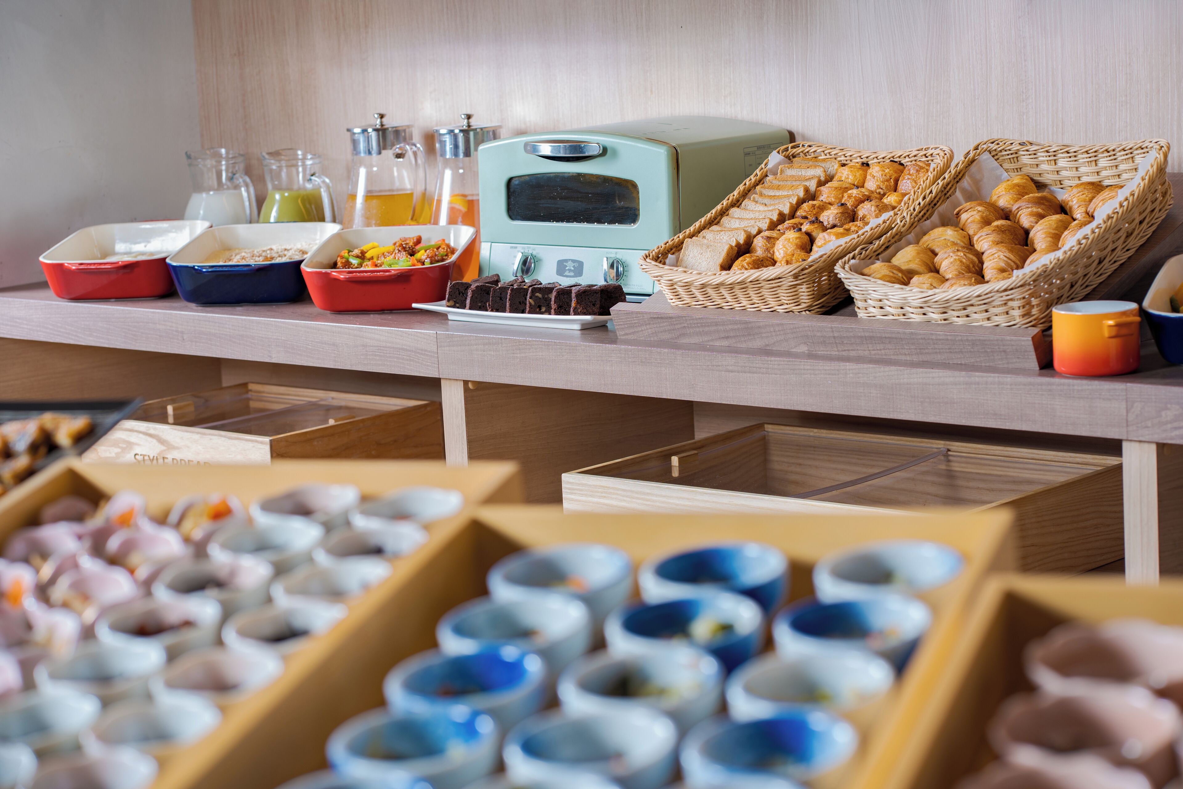 Un bufé de desayuno con diversas opciones de comida y bebidas.