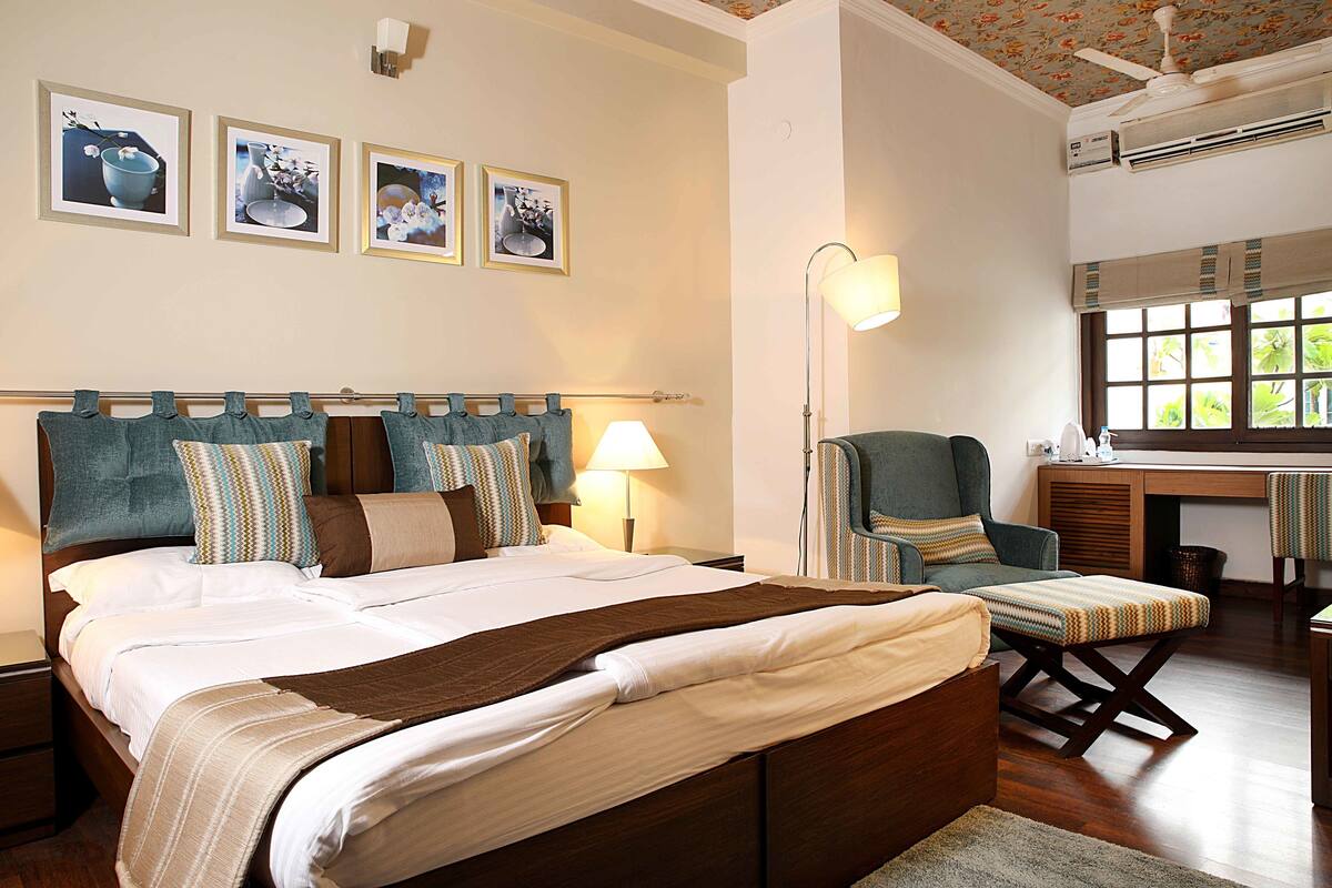 Deluxe Double Room, 1 Double Bed, Smoking, City View | In-room safe, desk, soundproofing, iron/ironing board (on request)