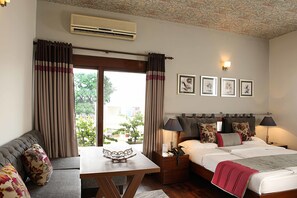 Deluxe-Doppelzimmer, 1 Doppelbett, Raucher, Stadtblick | Zimmersafe, Schreibtisch, schallisolierte Zimmer, Bügeleisen/Bügelbrett