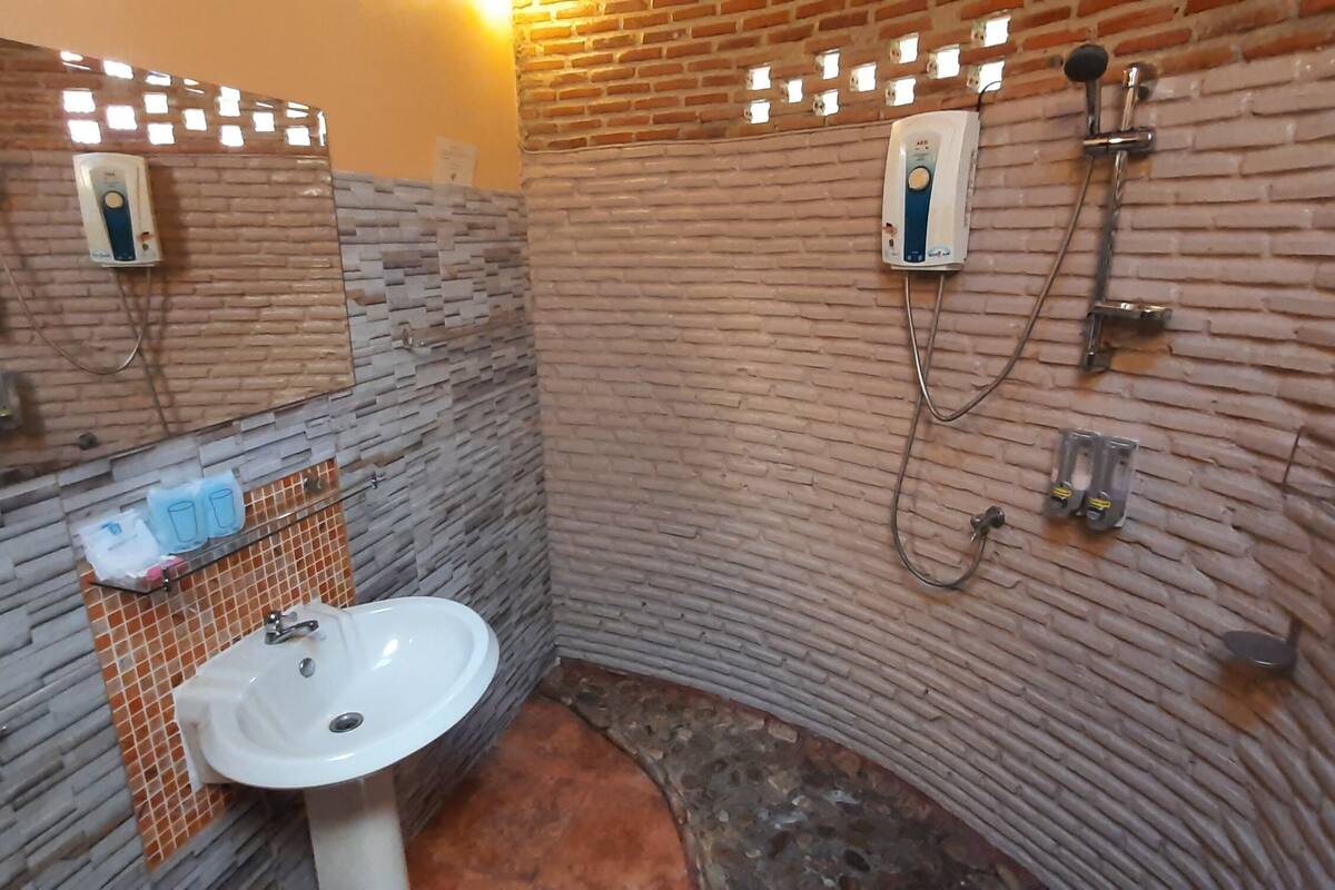 superior double room, 1 double bed, garden view | bathroom | shower, free toiletries, hair dryer, bidet